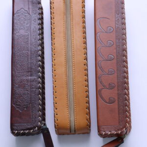 مقلمة جلد سحاب مزخرفة بالخط العربي